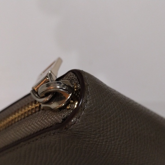 Coach Brown Leather Zip Wallet – Dual-Tone Design - Gold Logo | Sleek & Stylish - Picture 6 of 15